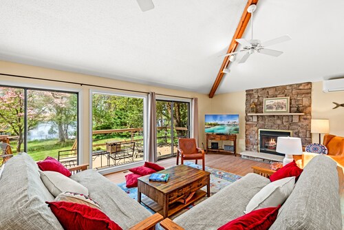 Happy Ours-The Perfect Lake Anna Escape!