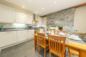Fridge, microwave, oven, stovetop - Self Catering Accommodation on a Working Farm | Faeldre (Dyffryn Ardudwy)