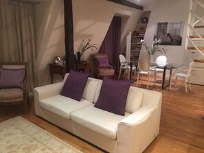 Living area - 1 Bedroom Apartment in Paris (Paris)
