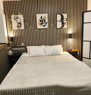 1 habitación, tabla de planchar con plancha y cuna de viaje