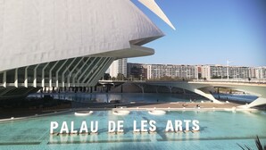 A modern architectural building with a large pool labeled "PALAU DE LES ARTS" in front. - Enjoy Valencia. Studio located between Ruzafa and City of Arts and Sciences. (Valencia)