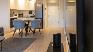 Leilighet – superior | Oppholdsområde | En 32-tommers LCD-TV med kabel-kanaler