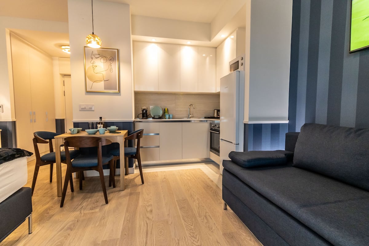 Studiosuite – club | Oppholdsområde | En 32-tommers LCD-TV med kabel-kanaler