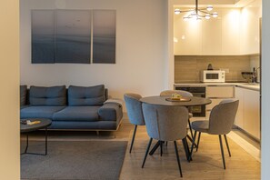 Superior-lejlighed | Opholdsområde | 32-tommers LCD-tv med kabelkanaler