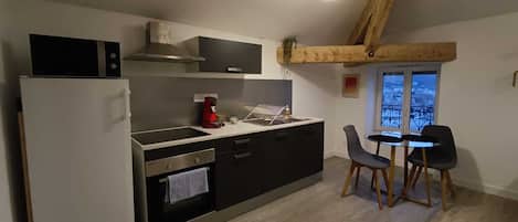 Refrigerador, horno, placa de cocina, tetera/pava eléctrica