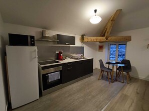 Refrigerador, horno, parrilla de estufa y tetera eléctrica