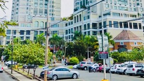 Um edifício alto com vários andares, janelas amplas e design arquitetônico moderno.