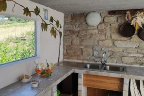 ثلاجة، ميكروويف، موقد طهي مسطح، ماكينة لصنع القهوة/الشاي