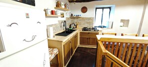 Refrigerador, microondas, placa de cocina, cafetera/tetera