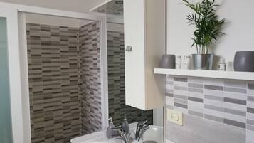 Dusche, Haartrockner, Bidet, Handtücher