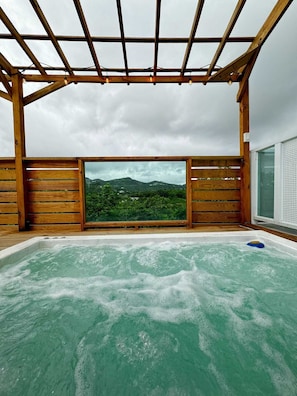 Bañera de hidromasaje al aire libre