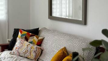 Smart-TV, Kamin, Bücher