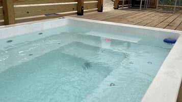 Utomhuspool och uppvärmd pool