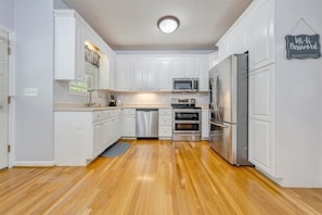Fridge, microwave, oven, stovetop - Modern Lake Access Retreat. Hot Tub & Pet Friendly! (Huddleston)