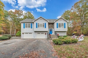 Exterior - Modern Lake Access Retreat. Hot Tub & Pet Friendly! (Huddleston)