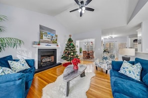 Smart TV, fireplace, table tennis, books - Modern Lake Access Retreat. Hot Tub & Pet Friendly! (Huddleston)