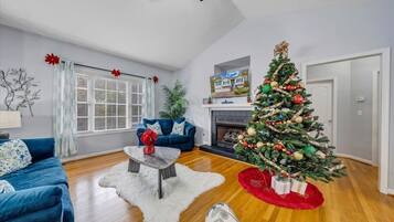 智能電視、壁爐、乒乓球設施、書籍