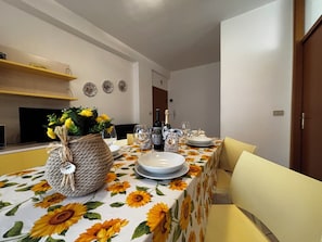 Apartment, 2 Bedrooms, Balcony, City View | Dining room