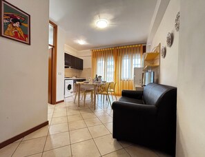 Appartement, 2 chambres, balcon, vue sur la ville | Salle de séjour