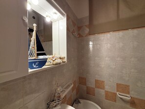 Apartment, 2 Bedrooms, Balcony, City View | Bathroom