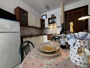Appartement, 2 slaapkamers, balkon | Dineerruimte