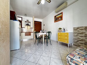 Apartamento, 2 quartos, sacada | Sala de estar