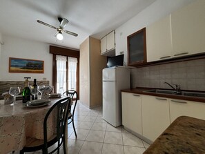 Apartment, 2 Schlafzimmer, Balkon | Esszimmer