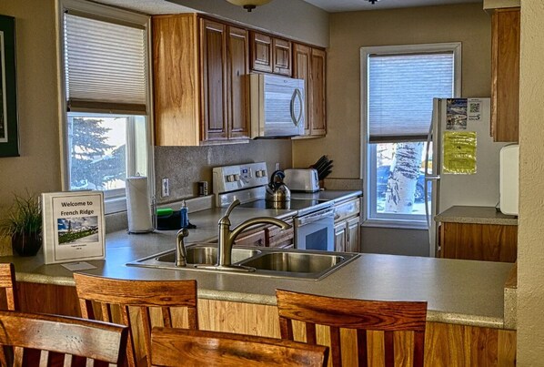 Private kitchen - Breckendridge Colorado Ski Week - 2BR Condo With Full Kitchen - Free Ski Shuttle (Breckenridge)