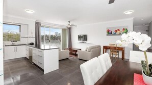 A modern apartment with a kitchen, dining area, and living room. - Bridgewater Terrace (Brisbane)