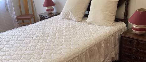 3 bedrooms, iron/ironing board, bed sheets