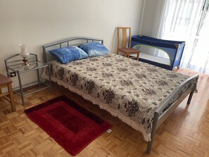 3 bedrooms, iron/ironing board, bed sheets