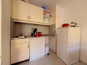Køleskab, mikrobølgeovn, opvaskemaskine, kaffe-/temaskine