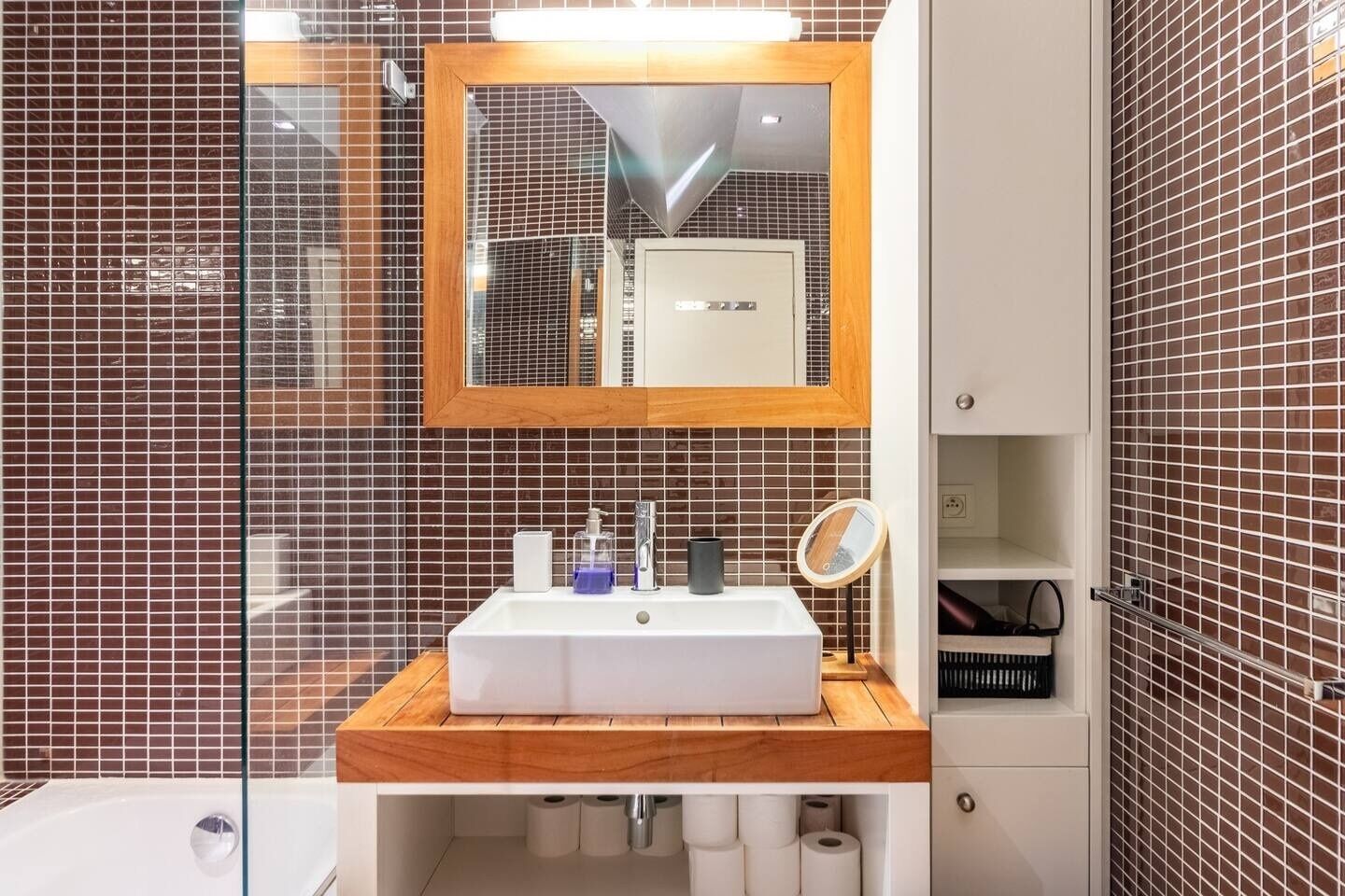 Een haardroger, een bidet, handdoeken, zeep