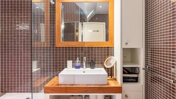 Een haardroger, een bidet, handdoeken, zeep