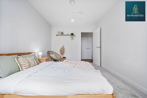 2 bedrooms, desk, iron/ironing board, WiFi