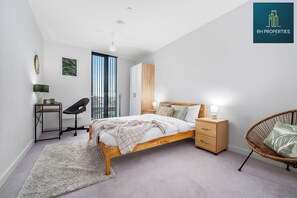 2 bedrooms, desk, iron/ironing board, WiFi