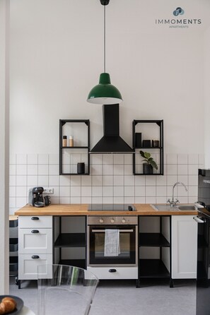 Réfrigérateur, un four, surface de cuisson, lave-vaisselle