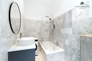 Hair dryer, towels, soap, toilet paper - Stilvolles Altbau Apartment We11 (Magdeburg)