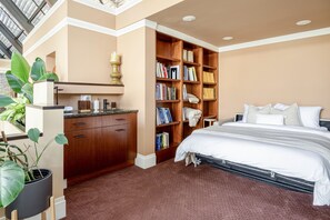 5 bedrooms, desk, iron/ironing board, travel crib