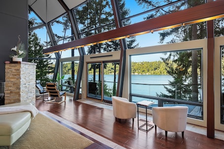 Interior. Lake front Glass house with Private Dock/Lake access/Kayak/Paddle board