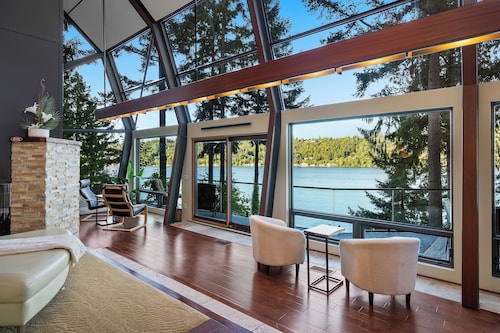 Lake front Glass house with Private Dock/Lake access/Kayak/Paddle board