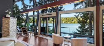 Lake front Glass house with Private Dock/Lake access/Kayak/Paddle board