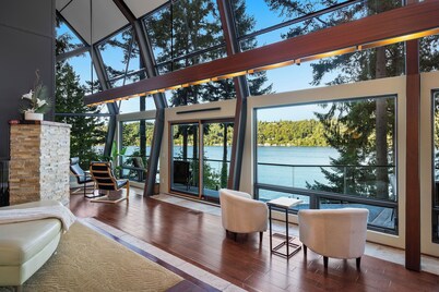 Lake front Glass house with Private Dock/Lake access/Kayak/Paddle board