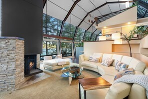 Smart TV, chimenea, libros, impresora