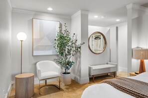 5 habitaciones, escritorio y tabla de planchar con plancha