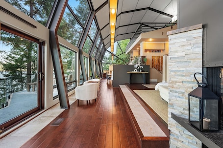 Interior. Lake front Glass house with Private Dock/Lake access/Kayak/Paddle board