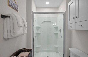 Douche, sèche-cheveux, serviettes fournies, savon