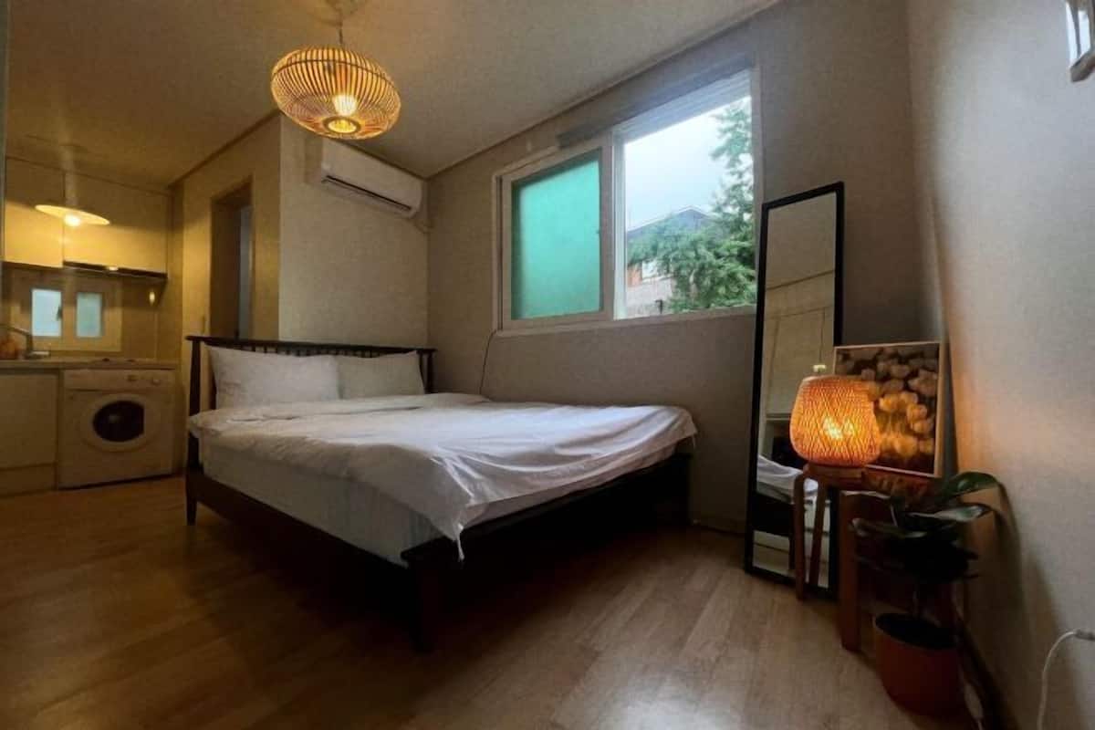 1 bedroom, Frette Italian sheets, premium bedding, down comforters