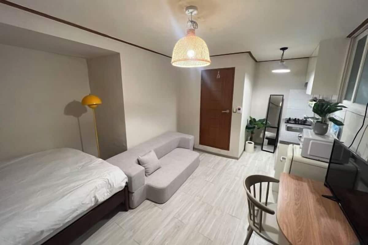 1 bedroom, Frette Italian sheets, premium bedding, down comforters