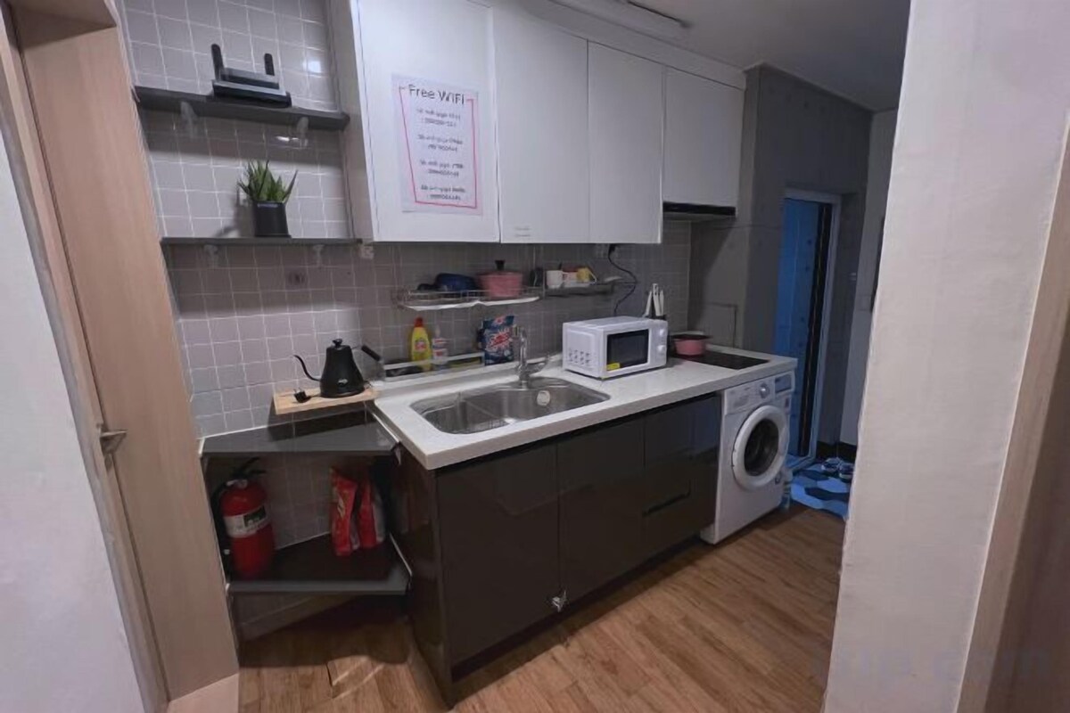 Private kitchen | Mini-fridge, microwave